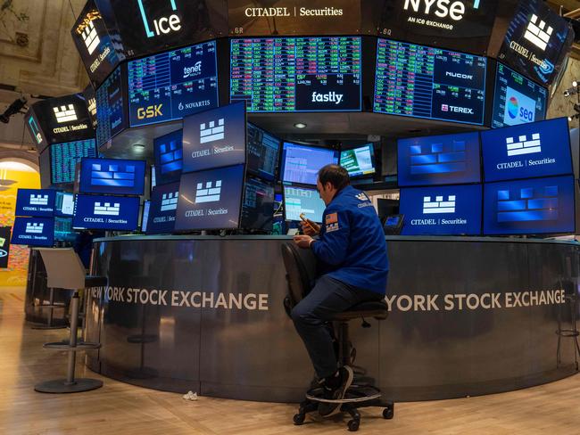 NEW YORK, NEW YORK - JANUARY 15: Traders work on the floor of the New York Stock Exchange (NYSE) on January 15, 2025 in New York City. Trading volume surged on the NYSE and Nasdaq, with advancing stocks significantly outnumbering decliners. The Russell 2000 continued its strong performance, while the Innovator IBD 50 ETF gained 3%. Several stocks within the IBD 50, including Robinhood, Rocket Lab, and Intuitive Machines, saw substantial gains. Despite a strong 2024, Palantir, a top S&P 500 performer, declined in January, prompting investor Cathie Wood to reduce her stake.   David Dee Delgado/Getty Images/AFP (Photo by David Dee Delgado / GETTY IMAGES NORTH AMERICA / Getty Images via AFP)