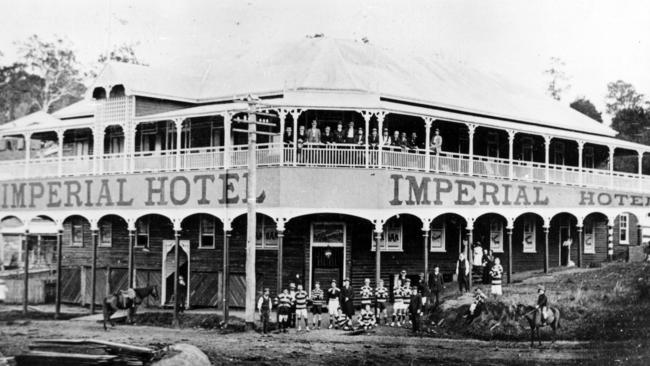 M180407 – Eumundi football team in front of the Imperial Hotel, Eumundi, 1919.