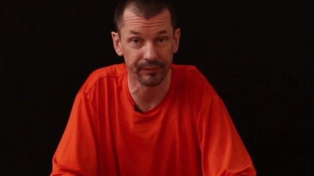 Journalist John Cantlie in an ISIS hostage video.