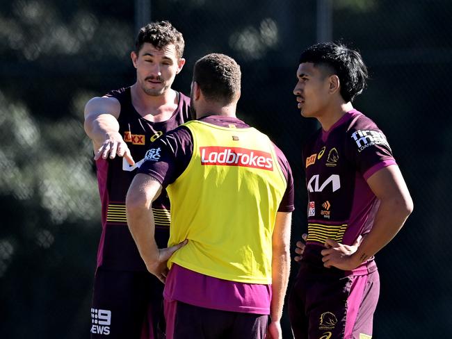 (L-R) Corey Oates talks tactics with Brenko Lee and Deine Mariner. Picture: Bradley Kanaris/Getty Images