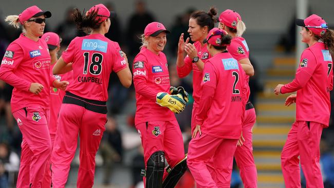 Marizanne Kapp is congratulated by Alyssa Healy and her Sixers teammates after dismissing Nicola Carey of the Hurricanes. Picture: AAP