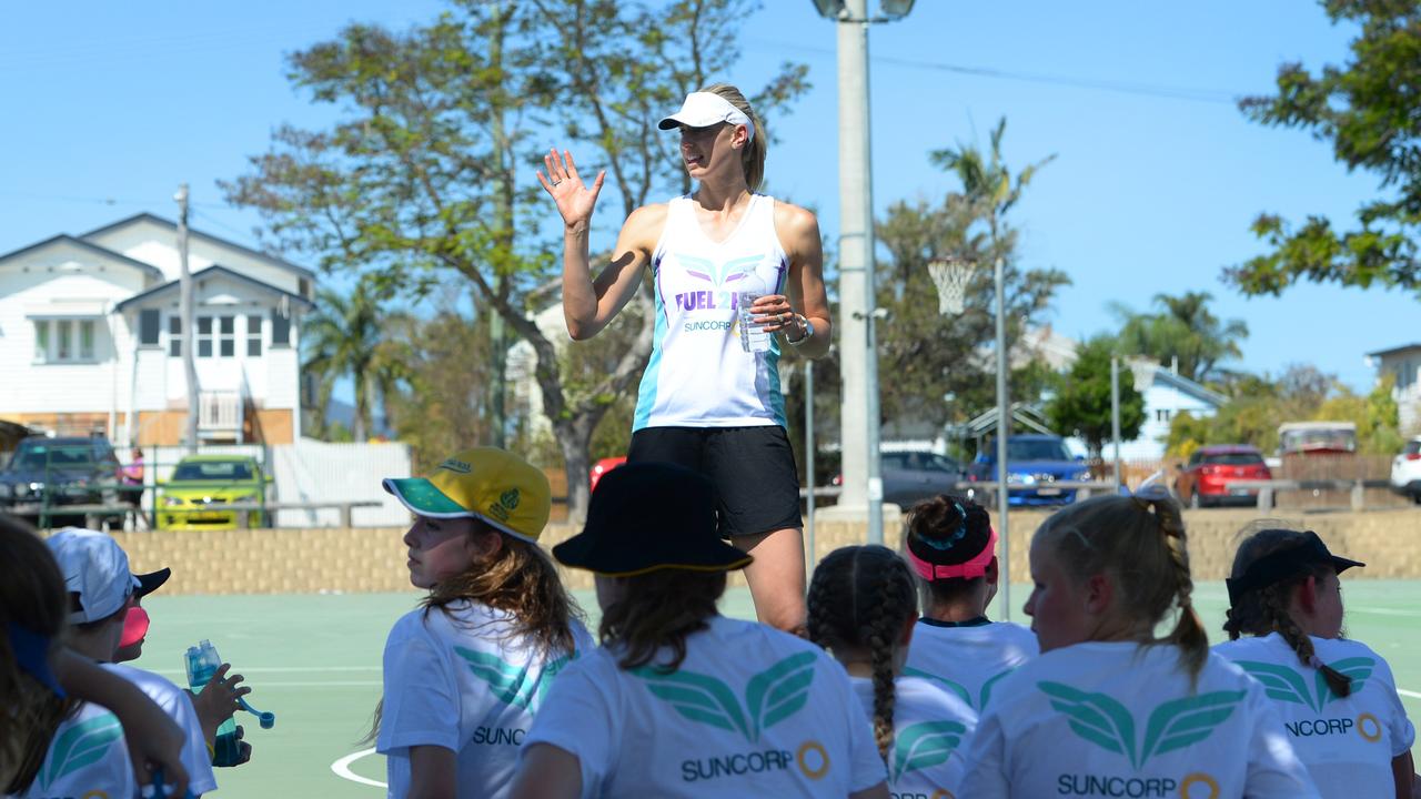 Laura Geitz talking with a group of young Rockhampton netball players during a coaching clinic at Jardine Park.