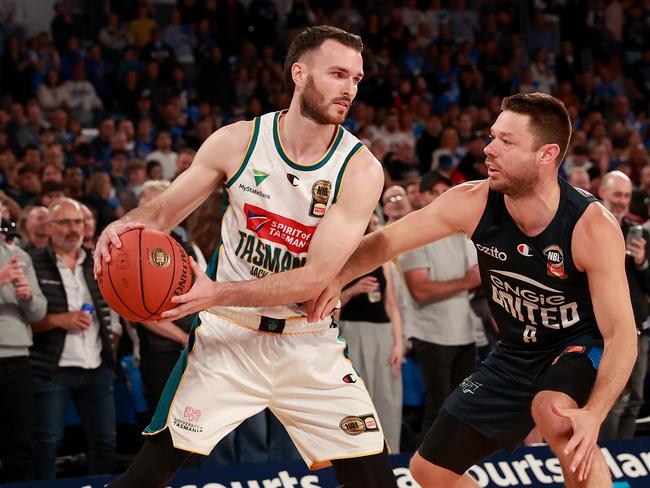 Sean Macdonald of the JackJumpers is guarded by Melbourne United’s Matthew Dellavedova. (Photo by Kelly Defina/Getty Images)