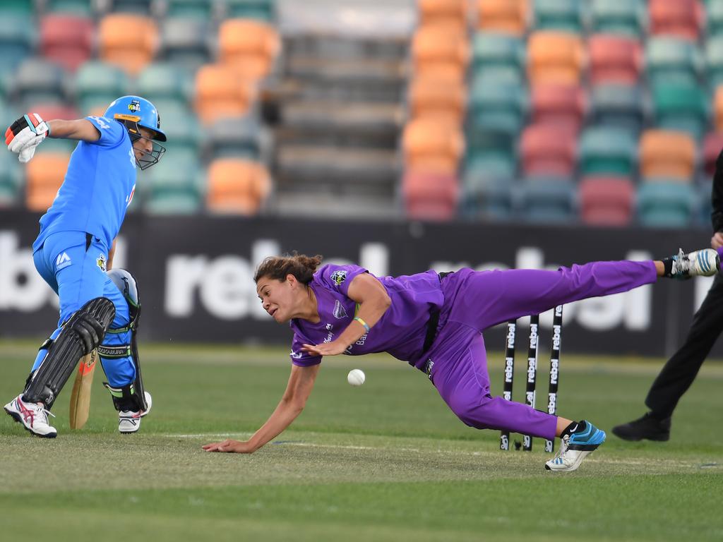 Hurricanes bowler Belinda Vakarewa tries to stop the ball during the WBBL match between the Hobart Hurricanes and Adelaide Strikers at Blundstone Arena. Picture: STEVE BELL/GETTY IMAGES