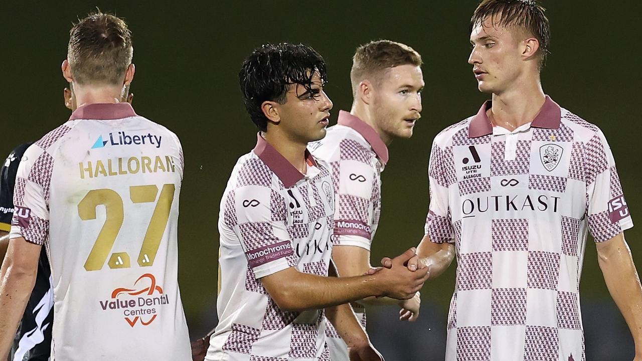 Brisbane Roar avoid a fifth successive defeat in 4-4 draw with Macarthur FC