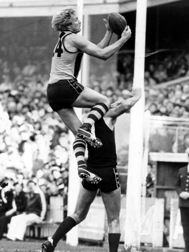 Peter Knights marks over Stephen Silvagni ... both men were frequent flyers. Picture: BRUCE HOWARD.