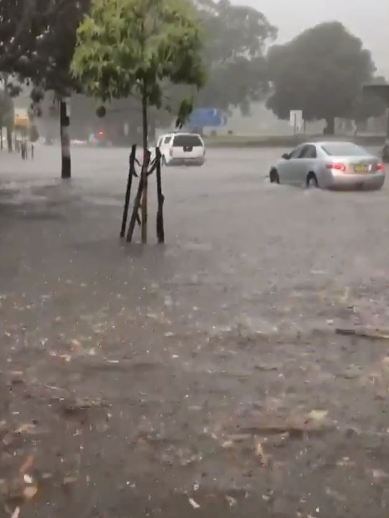 Flooding, Bridge Rd, Glebe. Sydney lashed by rain, 28/11/18. PHoto twitter/@edwin_smith1 https://twitter.com/edwin_smith1