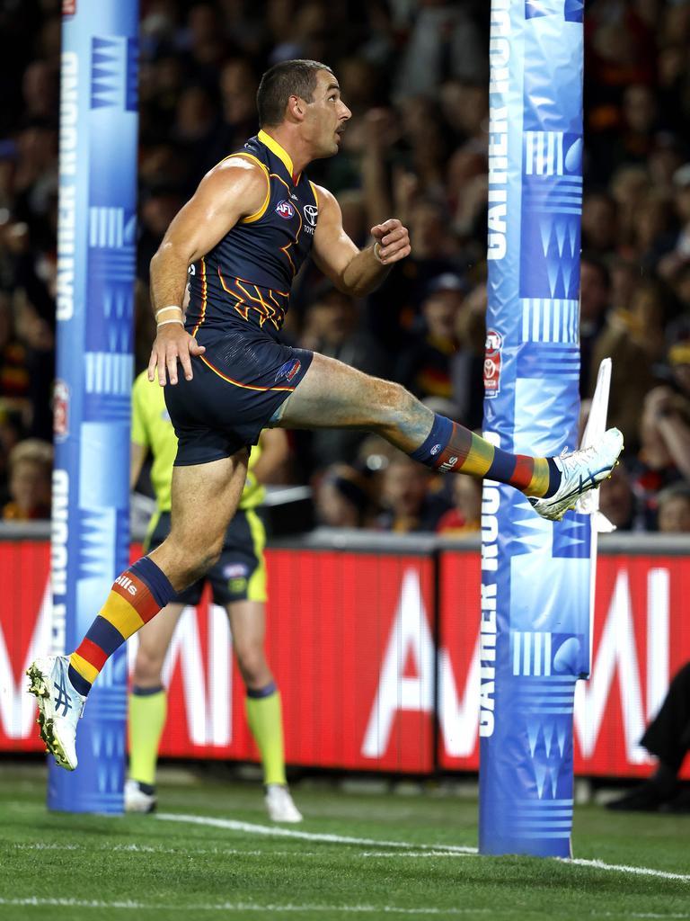 Adelaide's Taylor Walker kicks a goal during the AFL Gather Round. Photo: Phil Hillyard.