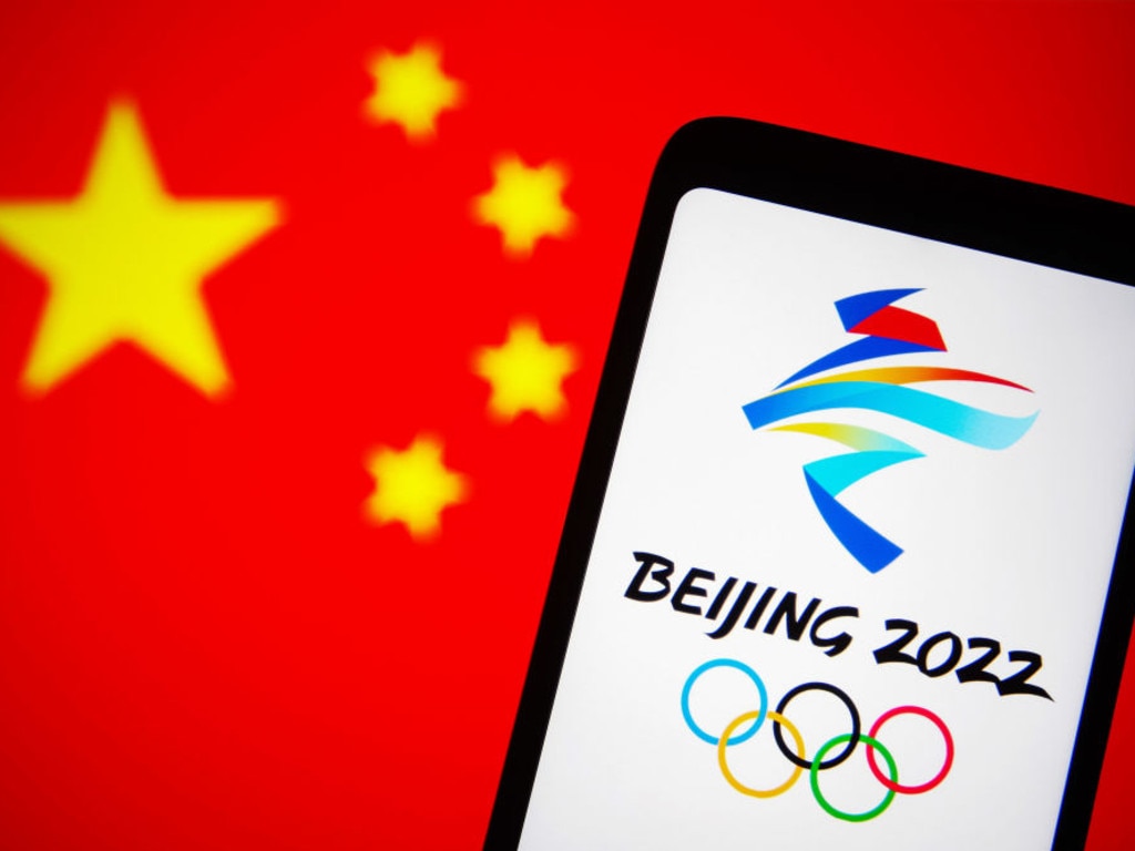 UKRAINE - 2021/12/07: In this photo illustration, the 2022 Winter Olympics (XXIV Olympic Winter Games or Beijing 2022) logo is seen on a smartphone screen with a flag of China in the background. (Photo Illustration by Pavlo Gonchar/SOPA Images/LightRocket via Getty Images)