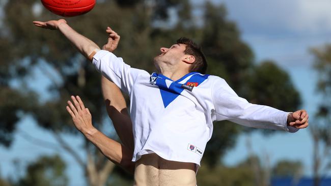 Ballarat: Sunbury’s Fraser Ampulski on the stretch. Picture: Hamish Blair