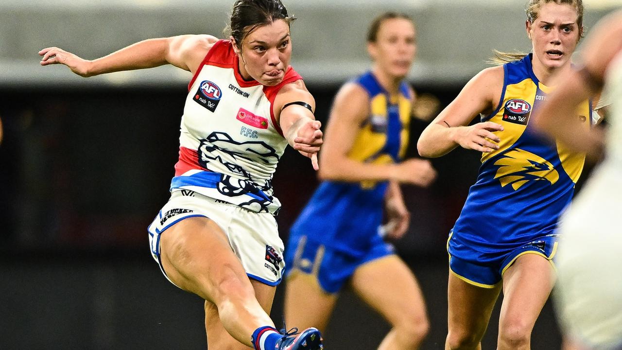 Ellie Blackburn sends the Bulldogs into attack. Picture: Daniel Carson/AFL Photos via Getty Images