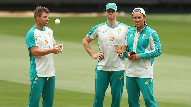 Justin Langer (right) with senior Australian players David Warner (left) and Steve Smith. Picture: Getty Images