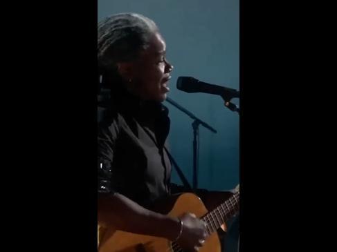 Tracy Chapman performs hit 'fast car' at the Grammys