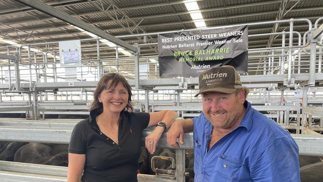 Phil Lloyd won best-presented pen for 18 of his Angus steers at 410kg, which made $1850 or 451c/kg. He is pictured with Janine Balharrie, the wife of late Nutrien agent Bruce who the award is in memory of at the Nutrien Ballarat weaner sale. Picture: Petra Oates