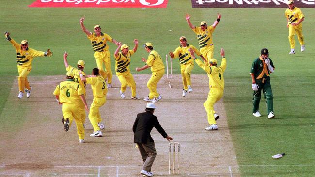 The entire Australian team celebrates their chaotic, dramatic tied semi-final with South Africa. Picture: ALLSPORT