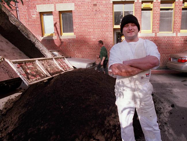 Richmond supporter “Geko” dumped a load of chook manure outside Punt Rd in 2001.