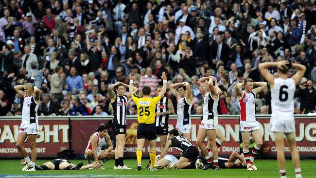 2010 Grand Final. DRAW. DRAWN GAME. Collingwood v St Kilda. MCG. Players react on the final siren