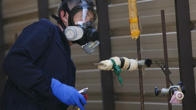 Police examine the dangerous set-up. Picture: Tim Pascoe