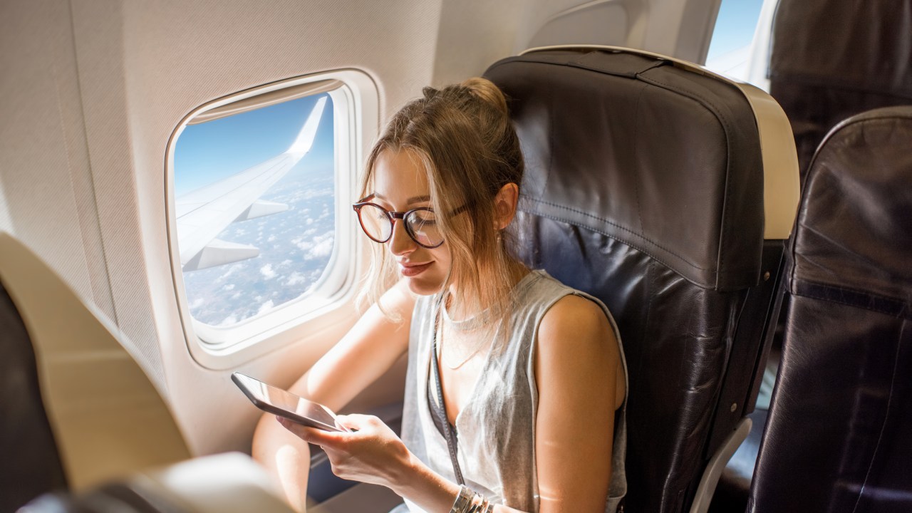 9 things we all do on long haul flights, that no-one admits to
