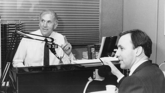 Broadcaster John Laws (L) interviews Federal Treasurer Paul Keating at 2GB radio studios in Sydney in 1986