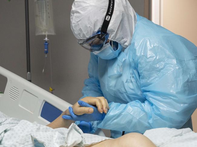 HOUSTON, TX - DECEMBER 10: (EDITORIAL USE ONLY) A medical staff member Diana Escalante cleans a patient in the COVID-19 intensive care unit (ICU) at the United Memorial Medical Center on December 10, 2020 in Houston, Texas. According to reports, Texas has reached over 1,390,000 cases, including over 23,700 deaths.   Go Nakamura/Getty Images/AFP == FOR NEWSPAPERS, INTERNET, TELCOS & TELEVISION USE ONLY ==