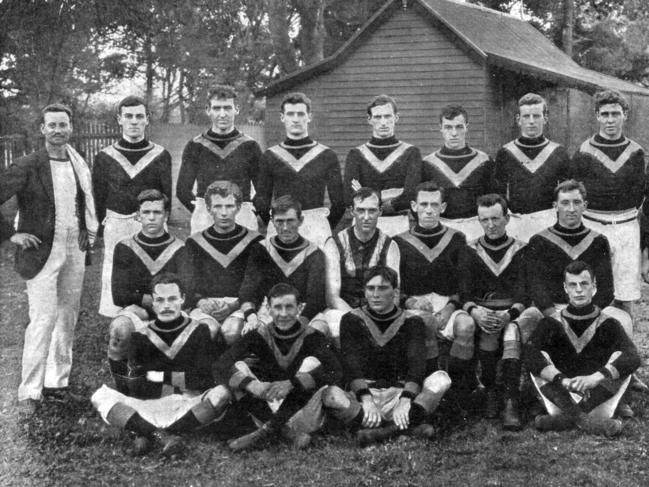 University's team portrait in 1914, the year that it merged with Melbourne.