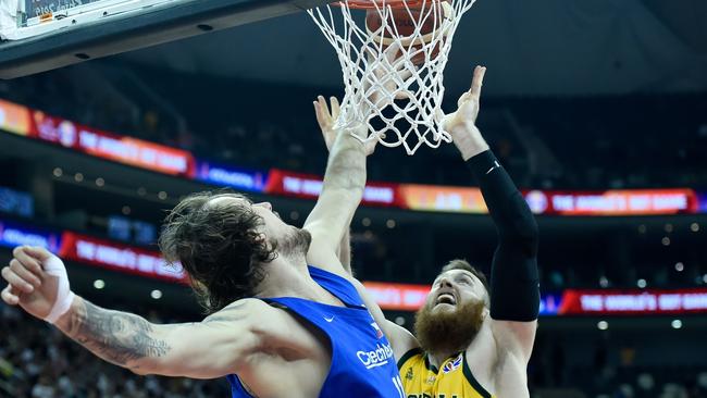 Aron Baynes goes over the top of the Czech defence.