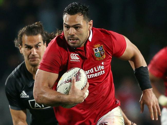 Ben Te’o runs against New Zealand’s Maori All Blacks.