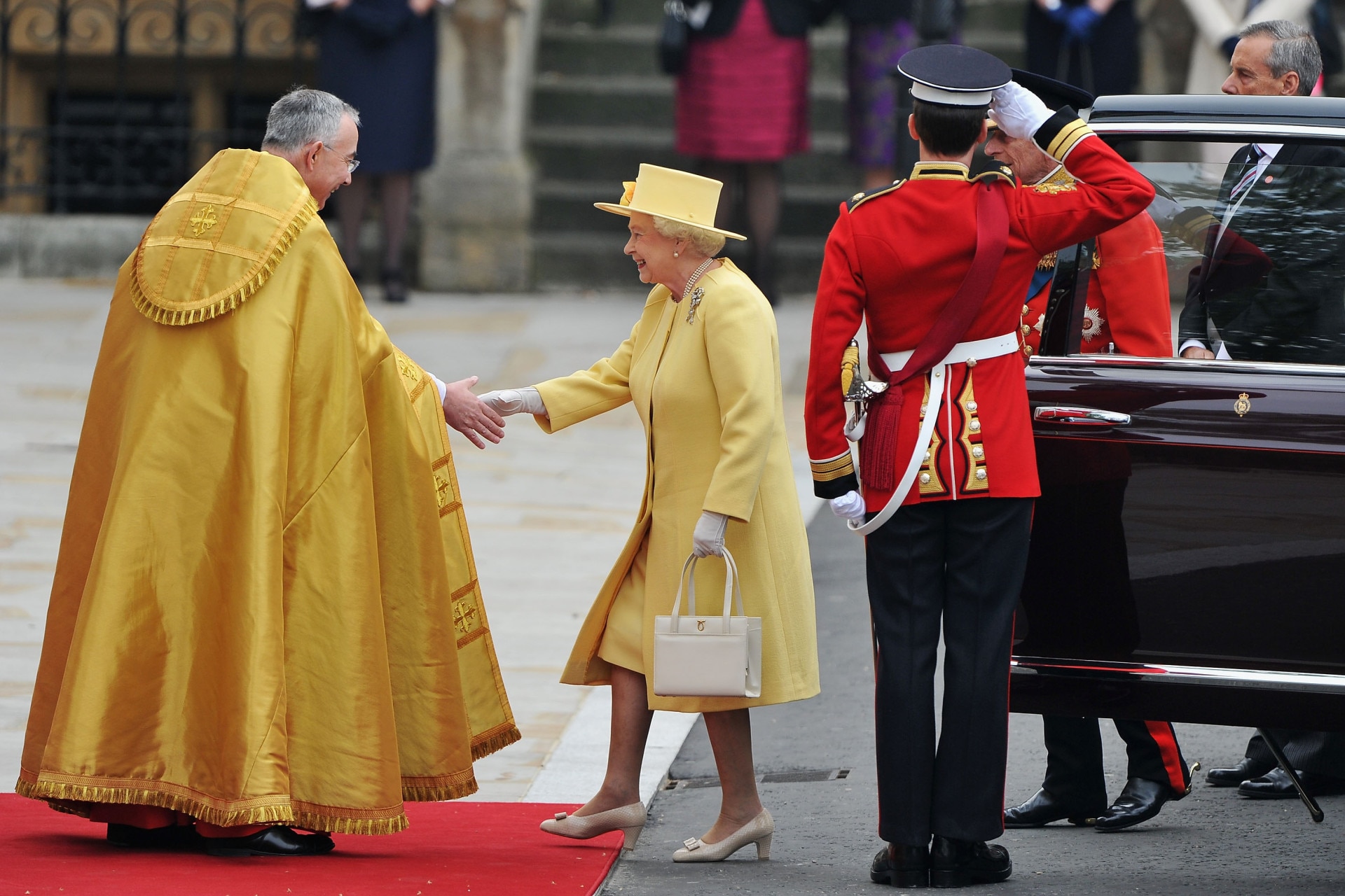 5 fascinating facts about The Queen's handbag habits - Vogue Australia