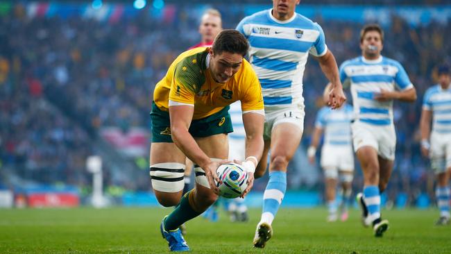 LONDON, ENGLAND - OCTOBER 25: Rob Simmons of Australia scores the opening try during the 2015 Rugby World Cup Semi Final match between Argentina and Australia at Twickenham Stadium on October 25, 2015 in London, United Kingdom. (Photo by Mike Hewitt/Getty Images)
