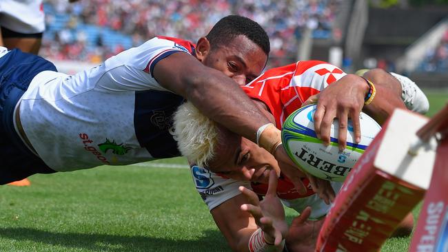 Hosea Saumaki of the Sunwolves about to reach out and score his team’s sixth try against Reds on Saturday.