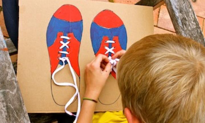 How to tie shoelaces: teaching kids