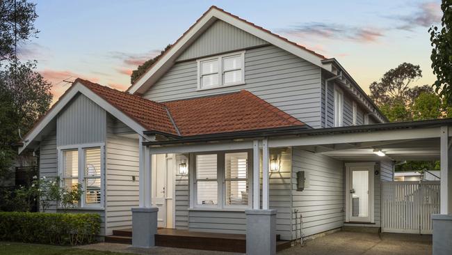 In addition to being close to schools, the house is near Hampton St’s shops and cafes, parklands, the beach and Hampton train station.