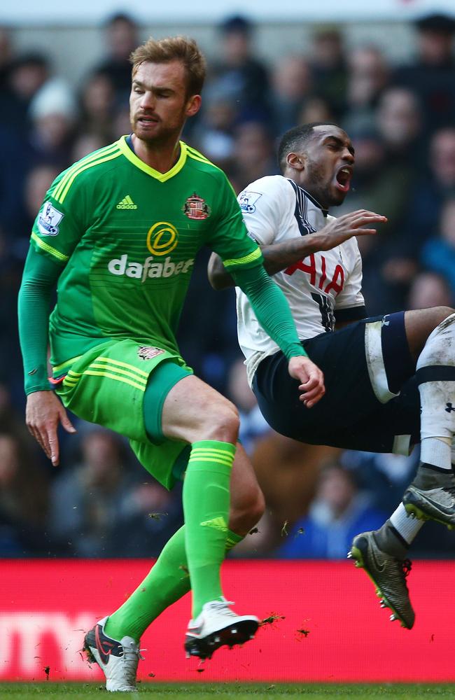 Jan Kirchhoff of Sunderland fouls Danny Rose