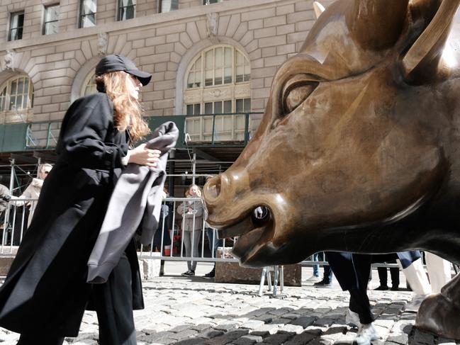 NEW YORK, NEW YORK - MARCH 07: People walk by Wall Street Bull in the Financial District on March 07, 2023 in New York City. Stocks fell in early trading on Tuesday after comments from Federal Reserve Chair Jerome Powell suggested that interest rates may need to go higher to fight inflation.   Spencer Platt/Getty Images/AFP (Photo by SPENCER PLATT / GETTY IMAGES NORTH AMERICA / Getty Images via AFP)