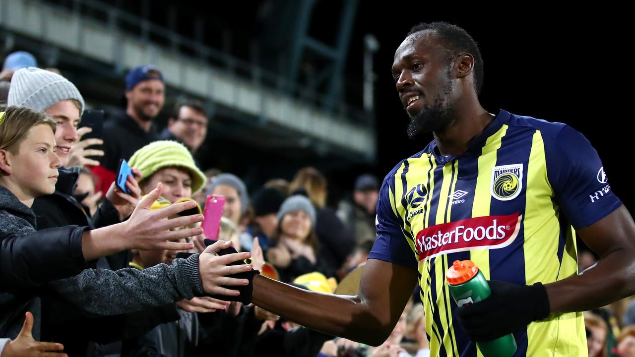 Usain Bolt thanks the Mariners fans after the game.