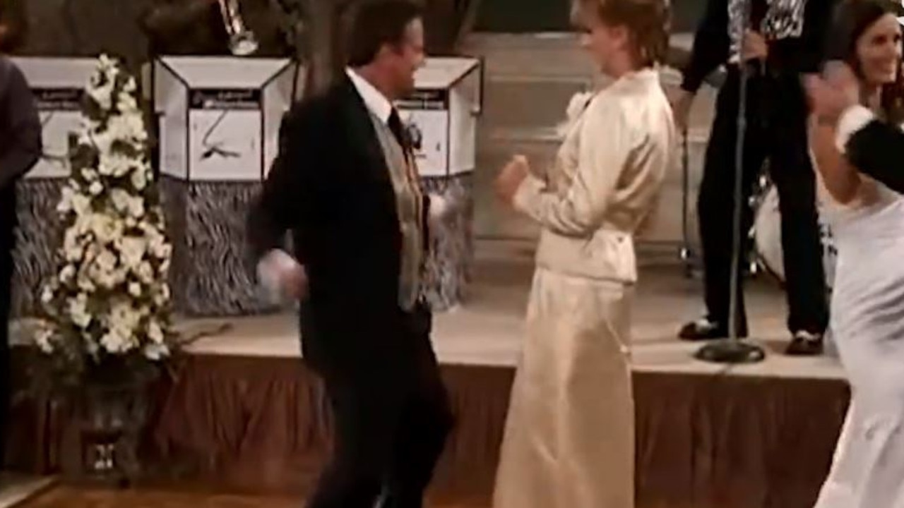 Friends deleted scene: Chandler and Monica’s mum dancing at the wedding ...