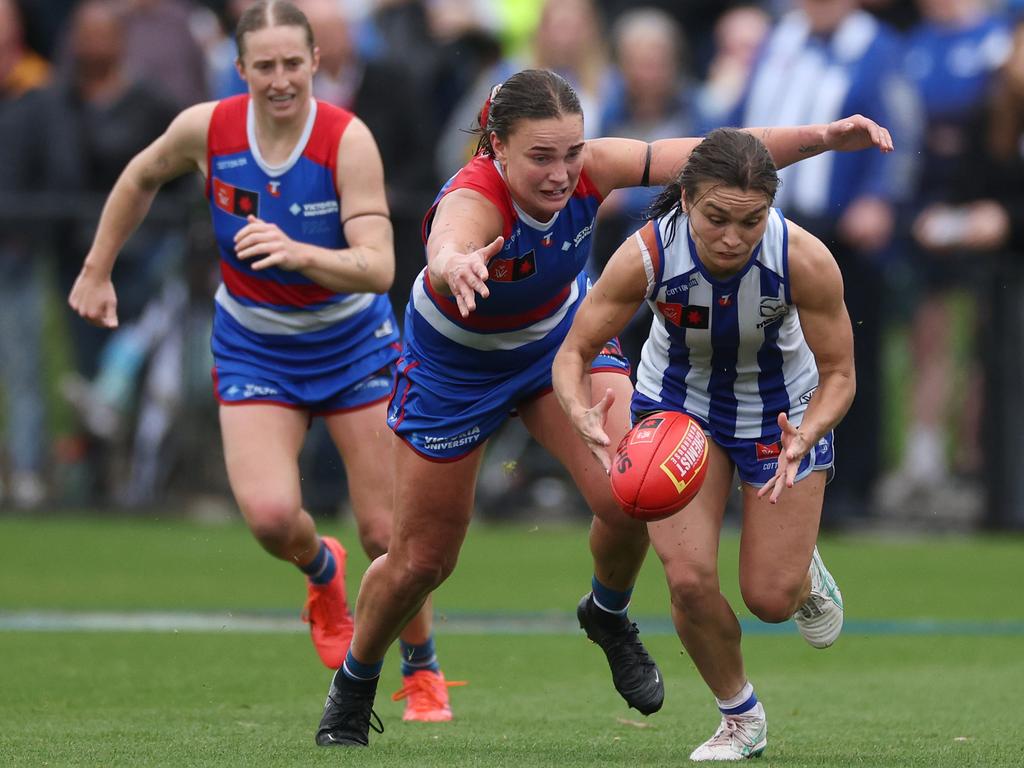 Ash Riddell gathers possession. Picture: Daniel Pockett/Getty Images