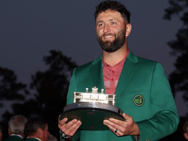 AUGUSTA, GEORGIA - APRIL 09: Jon Rahm of Spain poses with the Masters trophy during the Green Jacket Ceremony after winning the 2023 Masters Tournament at Augusta National Golf Club on April 09, 2023 in Augusta, Georgia.   Christian Petersen/Getty Images/AFP (Photo by Christian Petersen / GETTY IMAGES NORTH AMERICA / Getty Images via AFP)