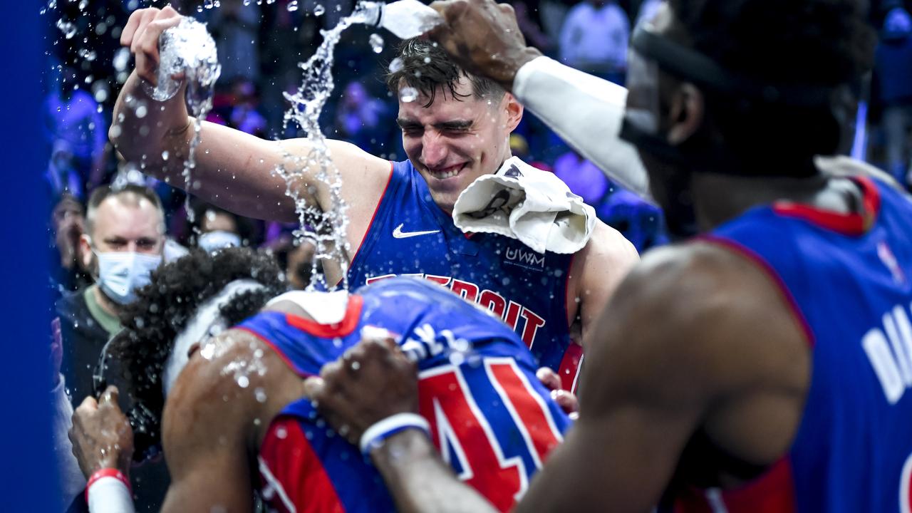 The Playoffs » Com buzzer-beater impressionante, Hornets vencem