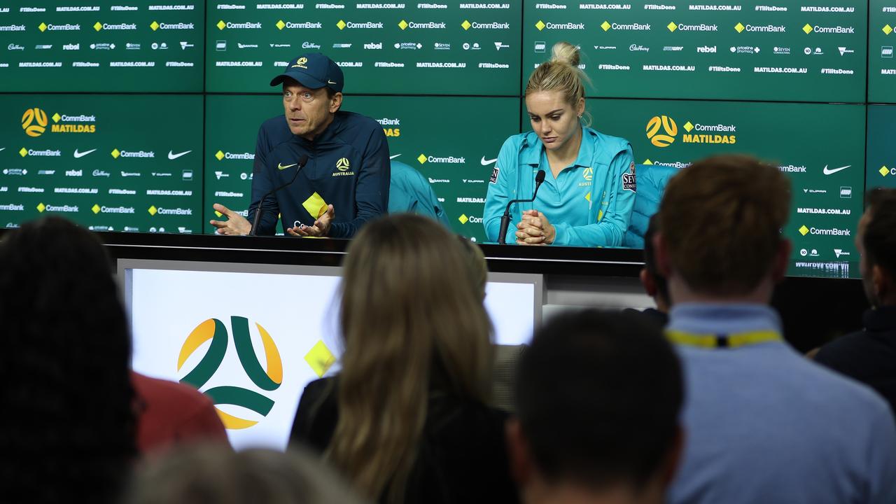Pelatih kepala Matildas Tony Gustavsson dan Ellie Carpenter menghadapi media pada hari Kamis.  Gambar: Robert Cianflone/Getty Images