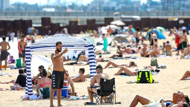 Melbourne will experience warm weather over the weekend. Picture: NCA NewsWire / Ian Currie