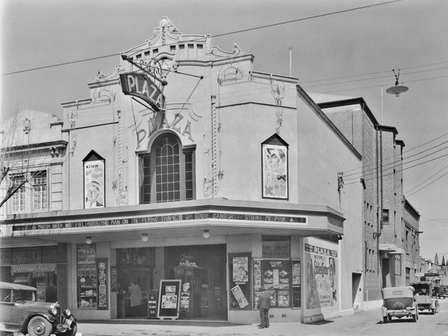 The Plaza Theatre in Bendigo on Mitchell St before it was converted into a retail precinct. Picture: State Library Victoria.