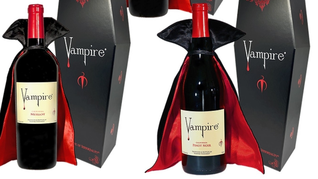 VAMPIRE® PINOT NOIR with Vampire® Wine Cape