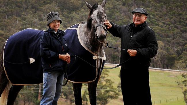 Lloyd Williams with 2007 Melbourne Cup winner Efficient at Macedon Lodge.