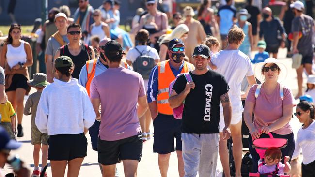 SYDNEY, AUSTRALIA - NewsWire Photos: AUGUST 22, 2021. , Warm weather brings crowds of people to Bronte Beach as Sydneysiders flock to the coastline despite Covid-19 lockdown and stay-at-home orders across NSW. Picture: NCA NewsWire / Nicholas Eagar