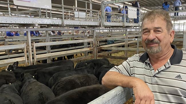 It's a good time to be buying cattle according to Cobram's Frank Goegan who bought Angus steers, 342kg, for $1400 and another pen of 344kg Angus steers for $1435, paying between 409-417c/kg.