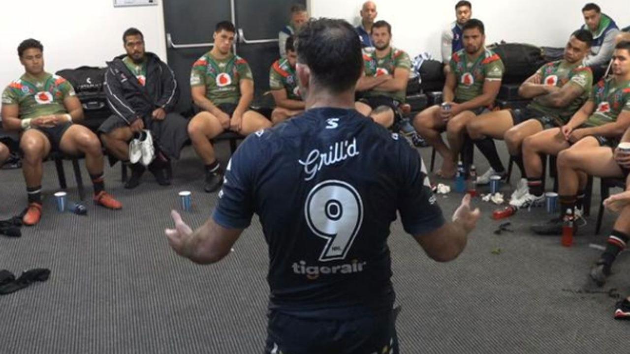 Cameron Smith, coach Craig Bellamy, and assistant Ryan Hoffman were seen addressing the Warriors team on Friday night.
