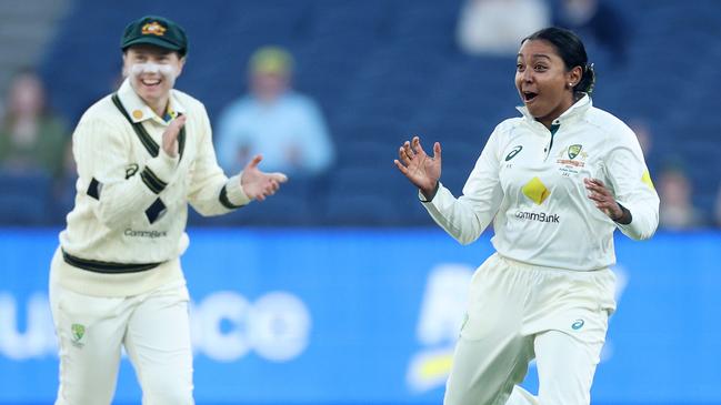 MELBOURNE, AUSTRALIA - JANUARY 30: Alana King of Australia celebrates the dismissal of Nat Sciver-Brunt of England during day one of the Women's Ashes Test Match between Australia and England at Melbourne Cricket Ground on January 30, 2025 in Melbourne, Australia. (Photo by Daniel Pockett/Getty Images)