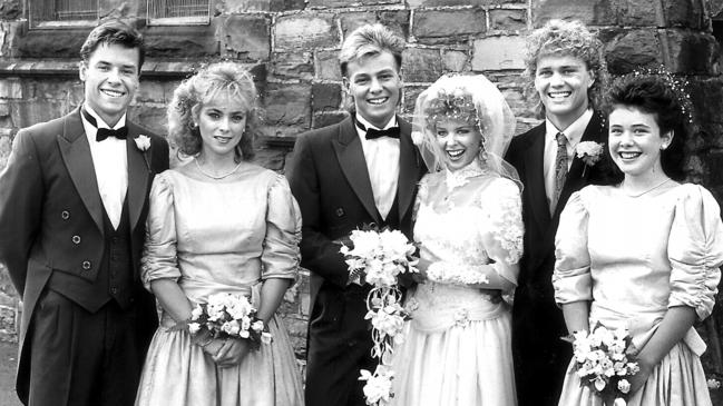 Actors (L-R) Guy Pearce, Annie Jones, Jason Donovan, Kylie Minogue, Craig McLachlan &amp; Sasha Close in TV show "Neighbours".